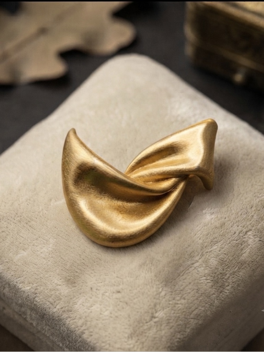Vintage Minimalist Abstract Folded Ribbon Brooch – Matte Gold Tone